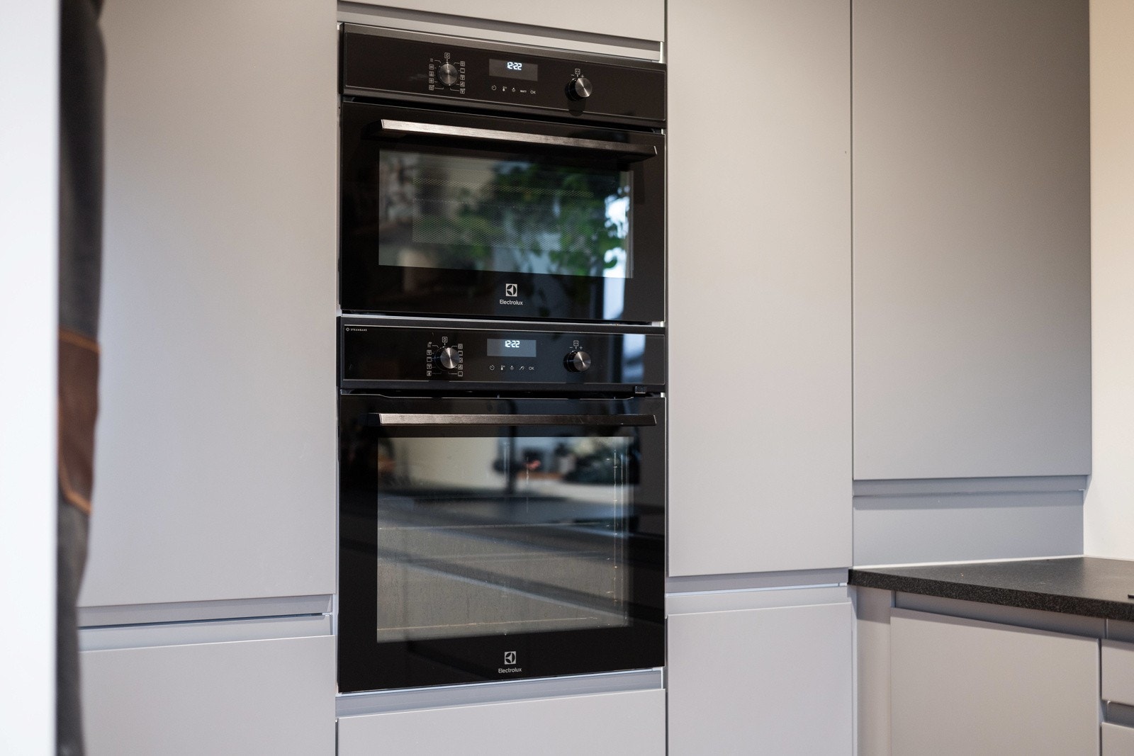 Innredningen har glatte fronter, laminat benkeplate og integrerte hvitevarer Galleribilde