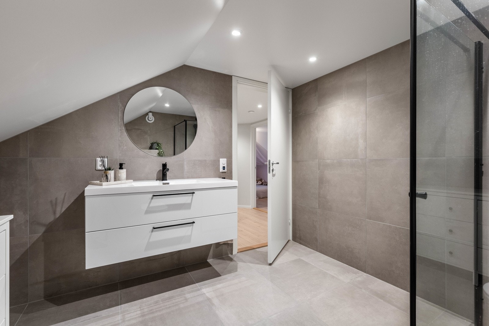 Her sørger varmekabler i gulvet for en komfortabel start på dagen - året rundt Galleribilde