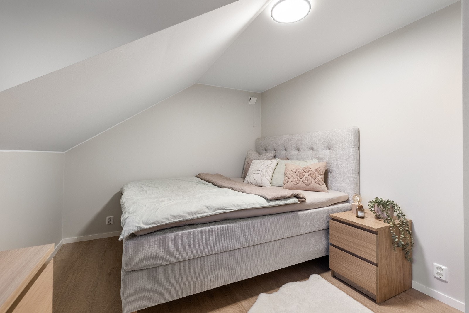 De øvrige soverommene egner seg utmerket som barnerom, gjesterom eller hjemmekontor - alt etter familiens behov Galleribilde