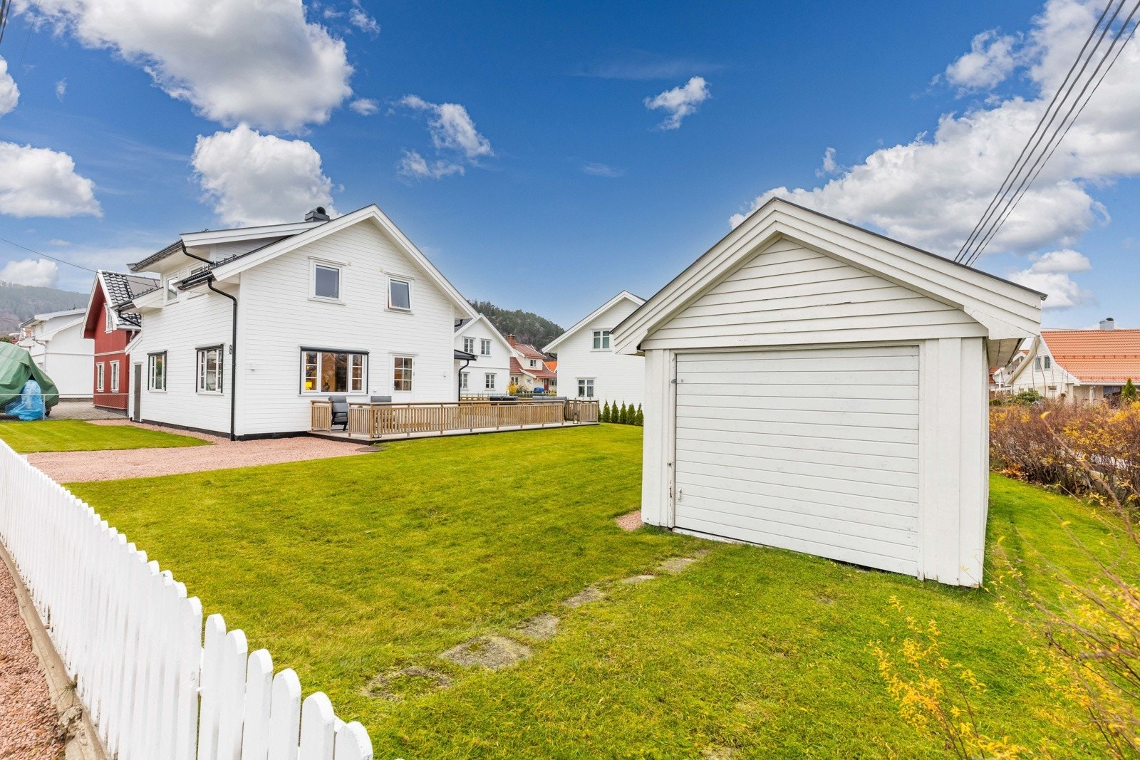 På tomten står det frittstående enkelgarasje med et bruksareal på ca. 18m2 Galleribilde