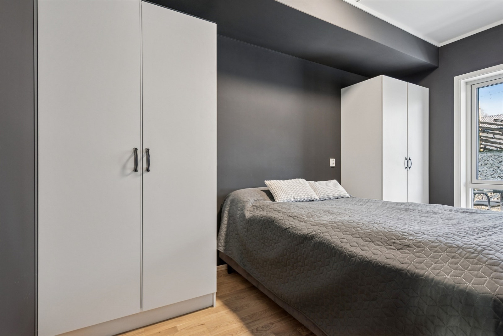 Soverommet er holdt i en mørkere fargetone som gir en lun atmosfære. Galleribilde