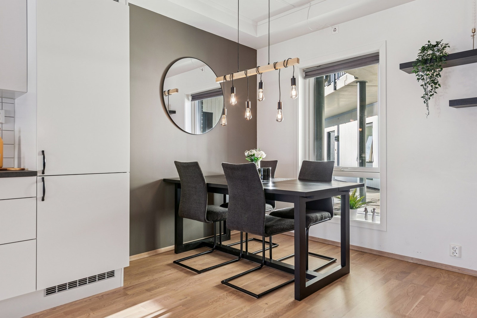 Den åpne planløsningen gir god plass til en egen spisesone i tilknytning til kjøkkenet. Galleribilde