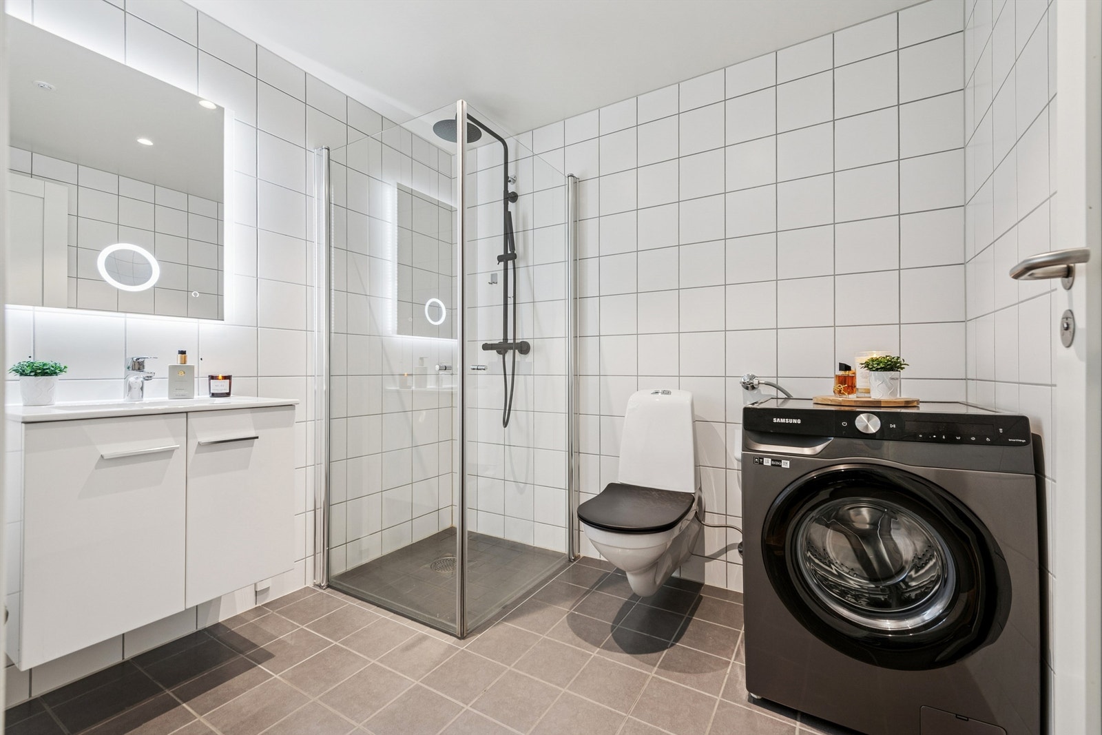 Badet er helfliset og har opplegg for vaskemaskin. Galleribilde