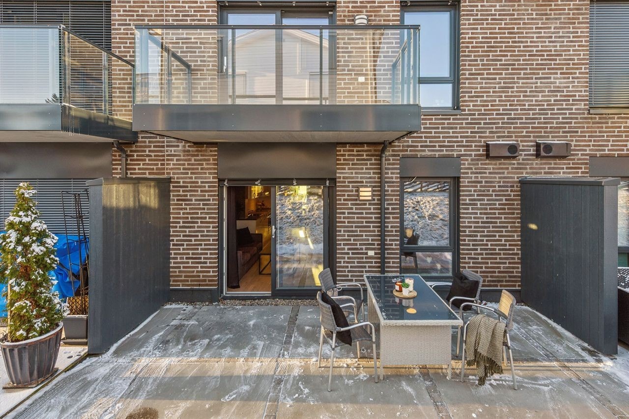 Leiligheten ligger på bakkeplan og har en romslig markterrasse på 17 m². Galleribilde