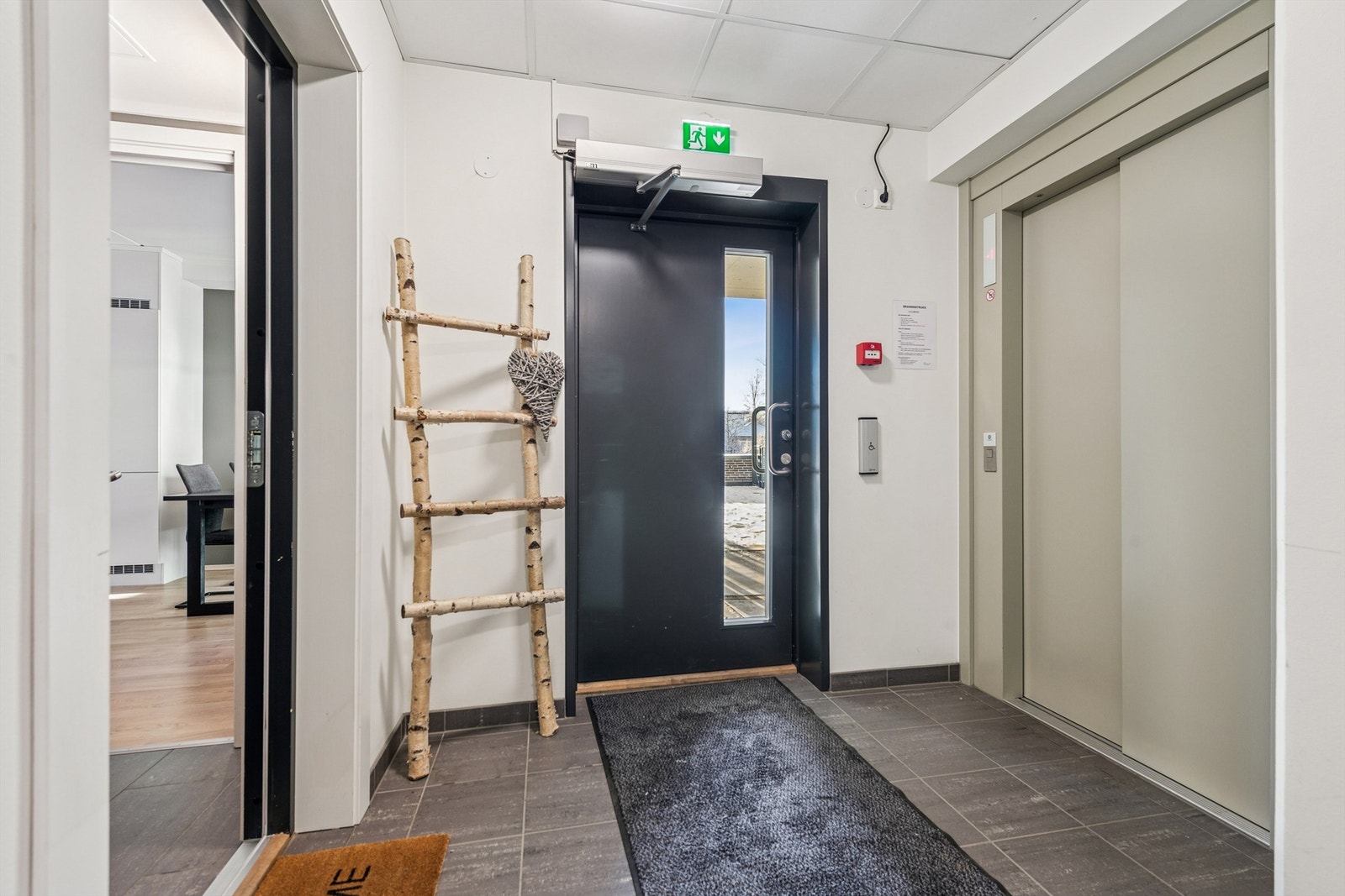 Trinnfri adkomst til leiligheten. Bygget har heis, som gir enkel tilgang til kjeller og fellesarealer. Galleribilde