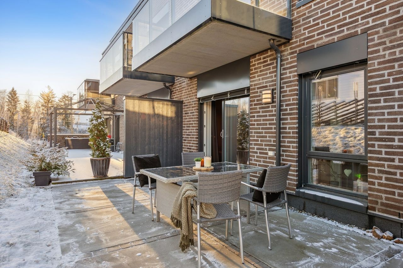 Terrassen er lagt med betongheller og har god plass til utemøbler og grill. Galleribilde