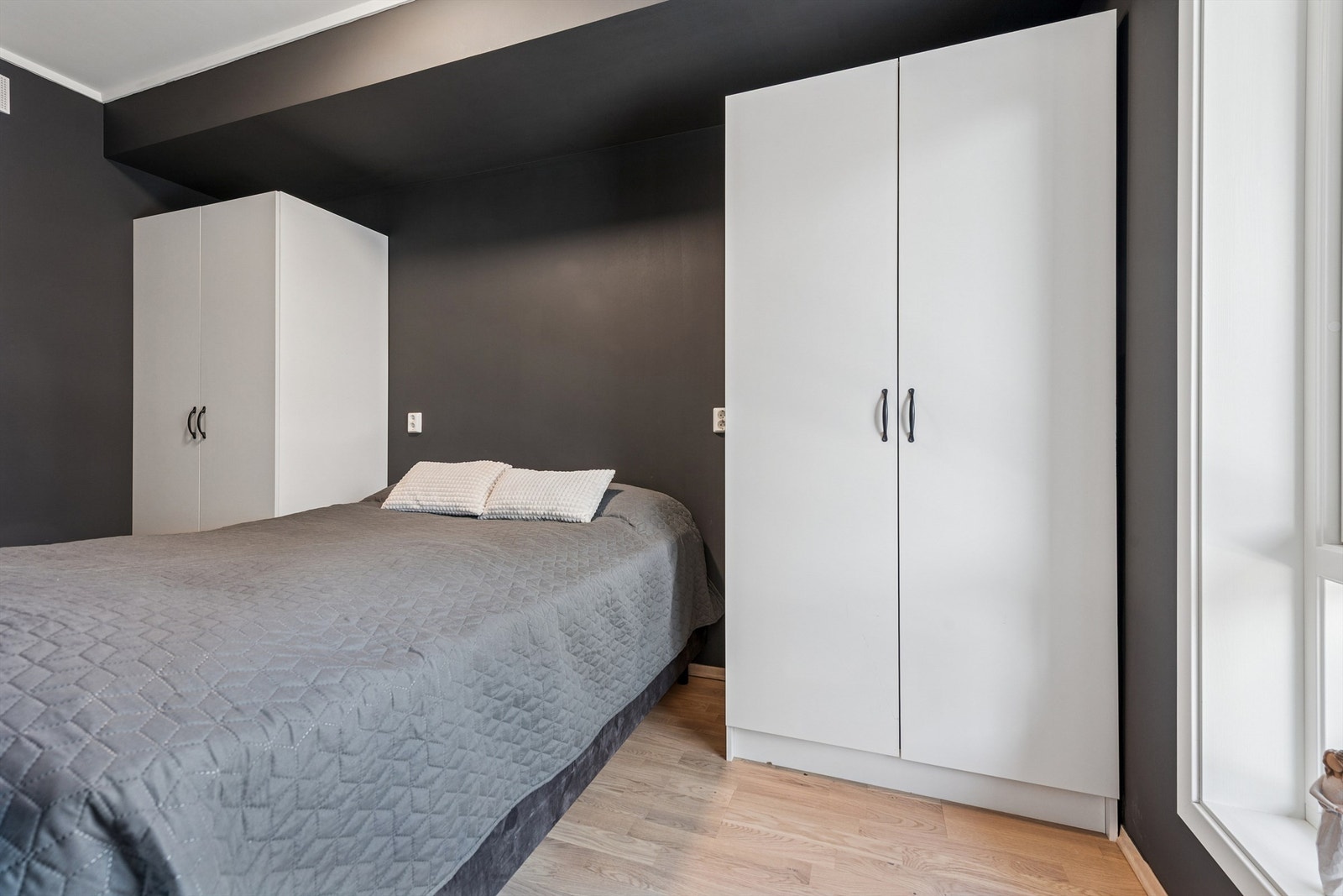 Her er det gode muligheter for oppbevaring med plass til flere garderobeskap. Galleribilde