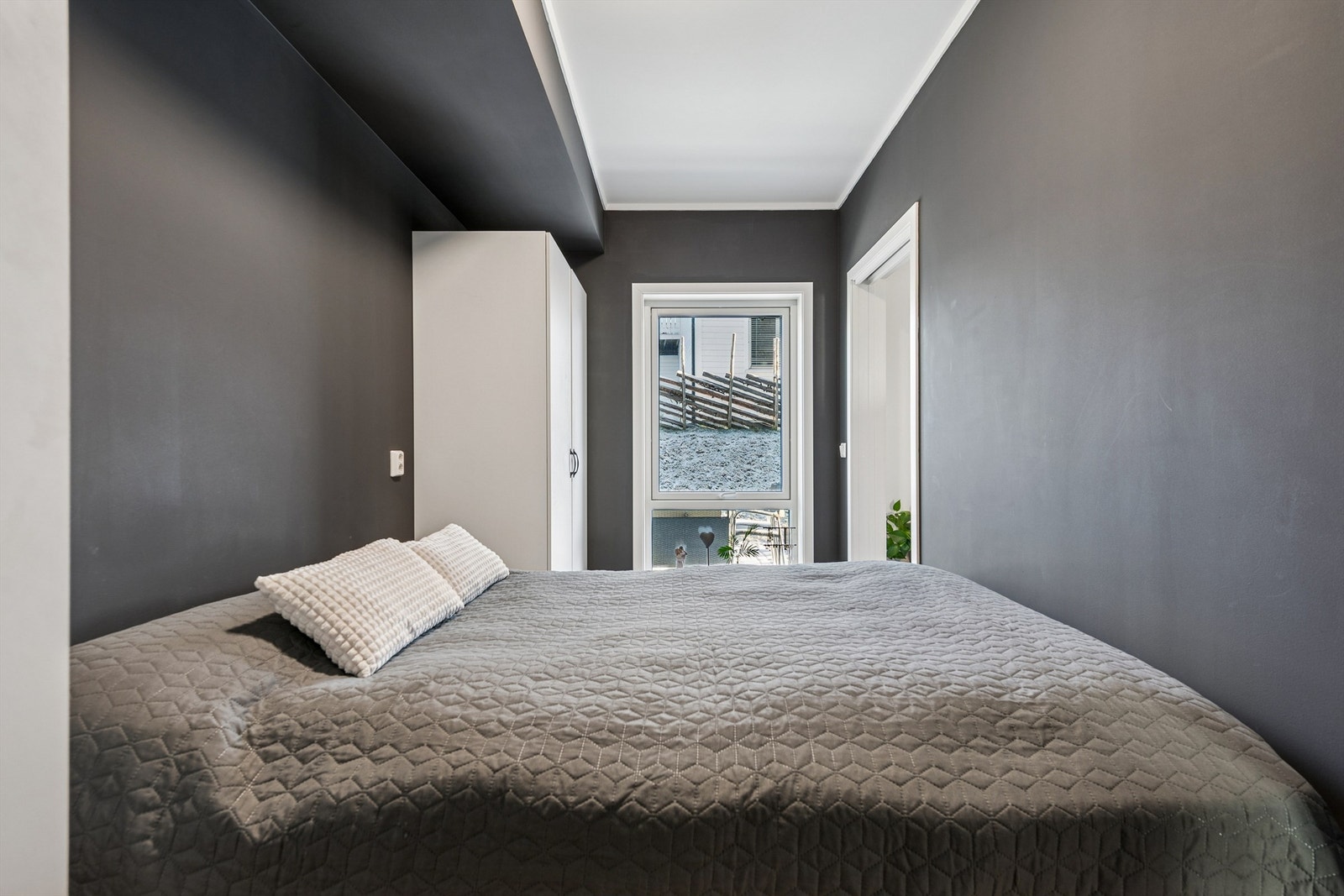 Soverommet er av god størrelse med plass til dobbeltseng og garderobeløsninger. Galleribilde