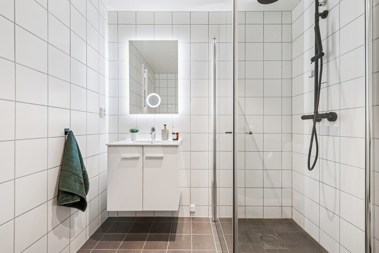 Her er det elektrisk gulvvarme, vegghengt toalett og dusjhjørne med innfellbare dører. Galleribilde