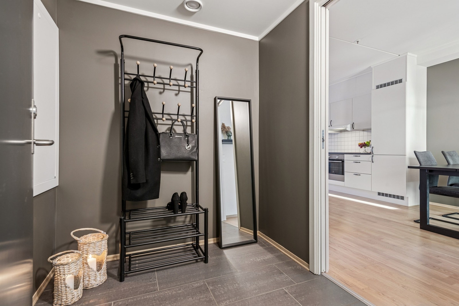 Entréen har flislagt gulv og god garderobeplass. Galleribilde