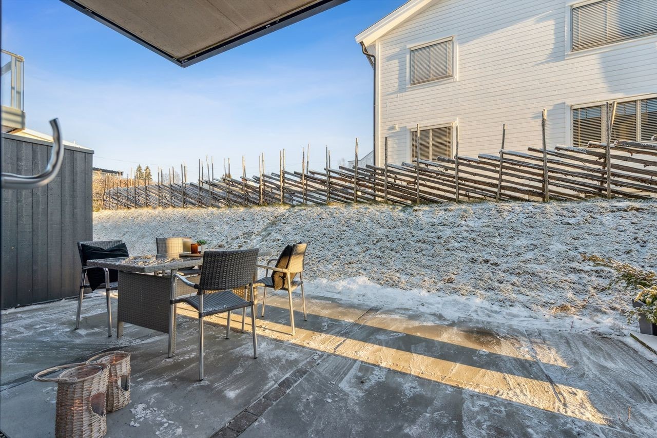 Uteplassen er pent avgrenset og gir en privat følelse uten innsyn. Galleribilde