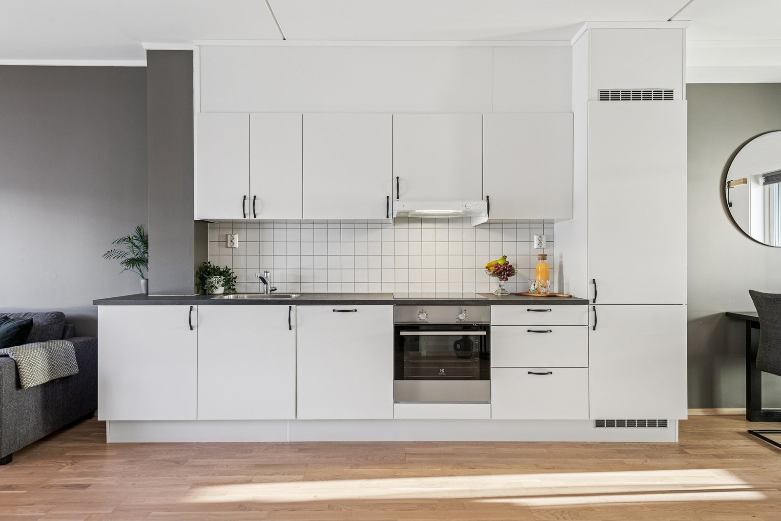 Kjøkkenet er utstyrt med integrert koketopp, stekeovn, oppvaskmaskin og kombiskap. Galleribilde