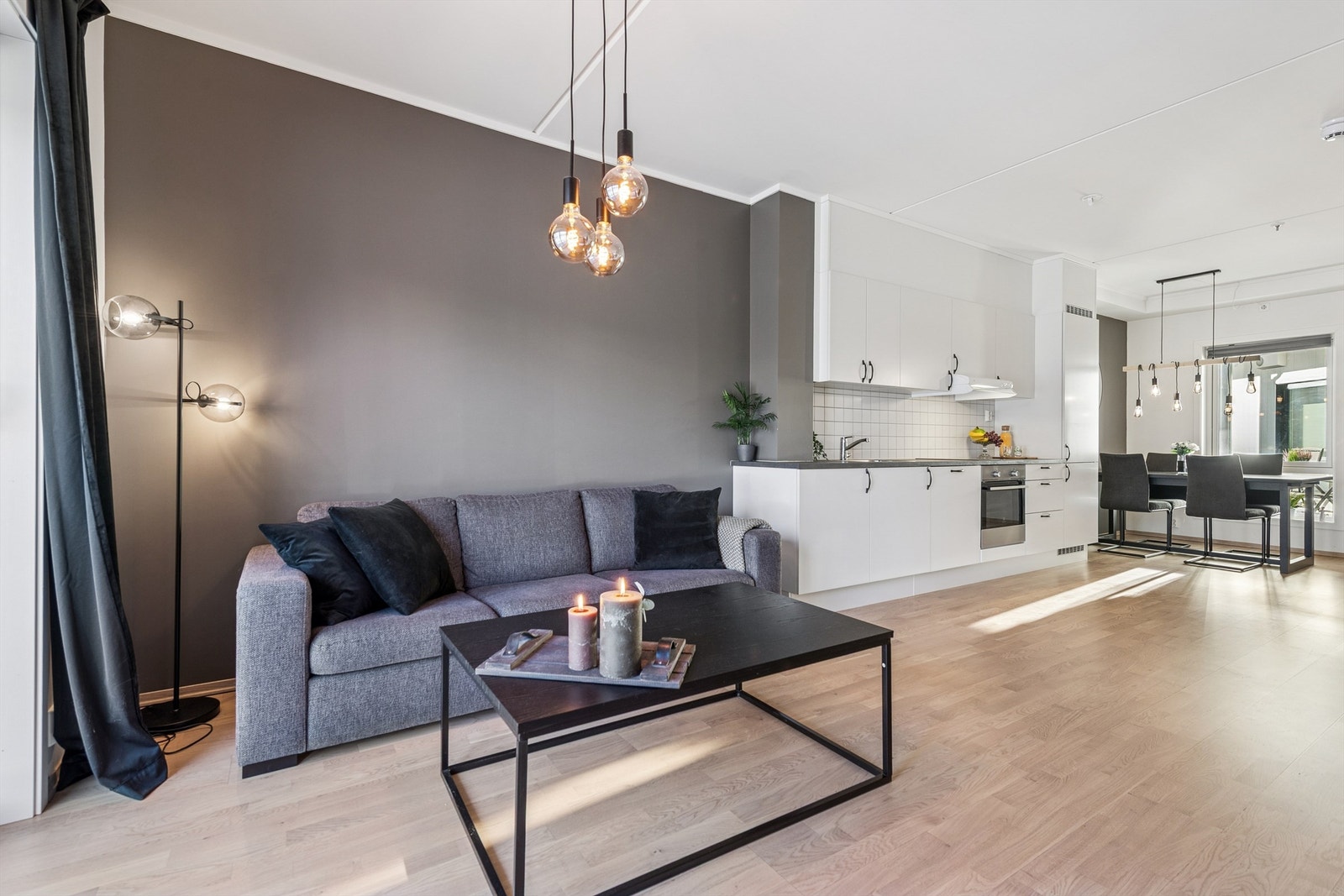 Gjennomgående parkett på gulv skaper en helhetlig atmosfære i oppholdsrommene. Galleribilde