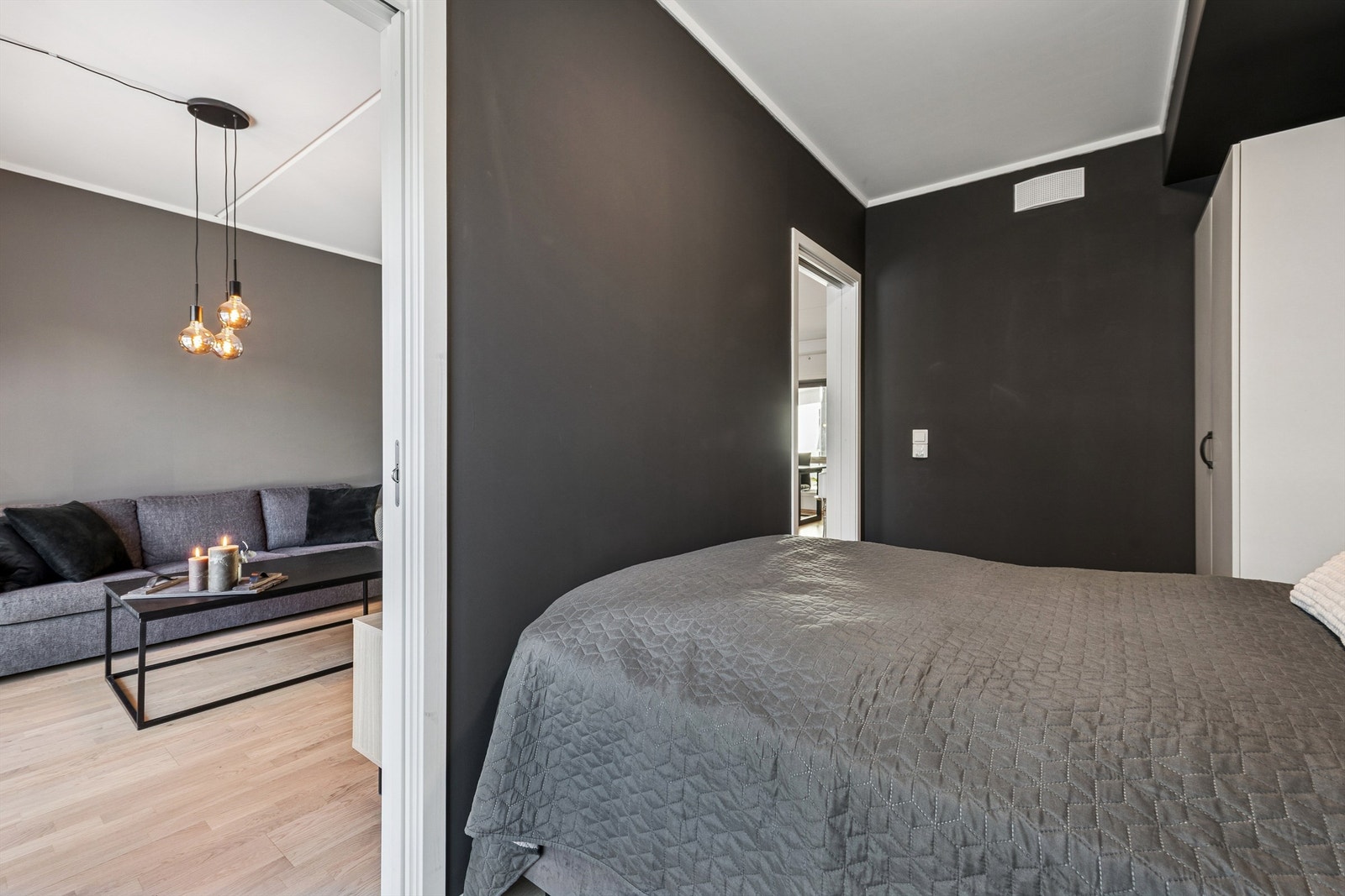 Plassbesparende skyvedører fra stuen og inn til soverommet. Galleribilde