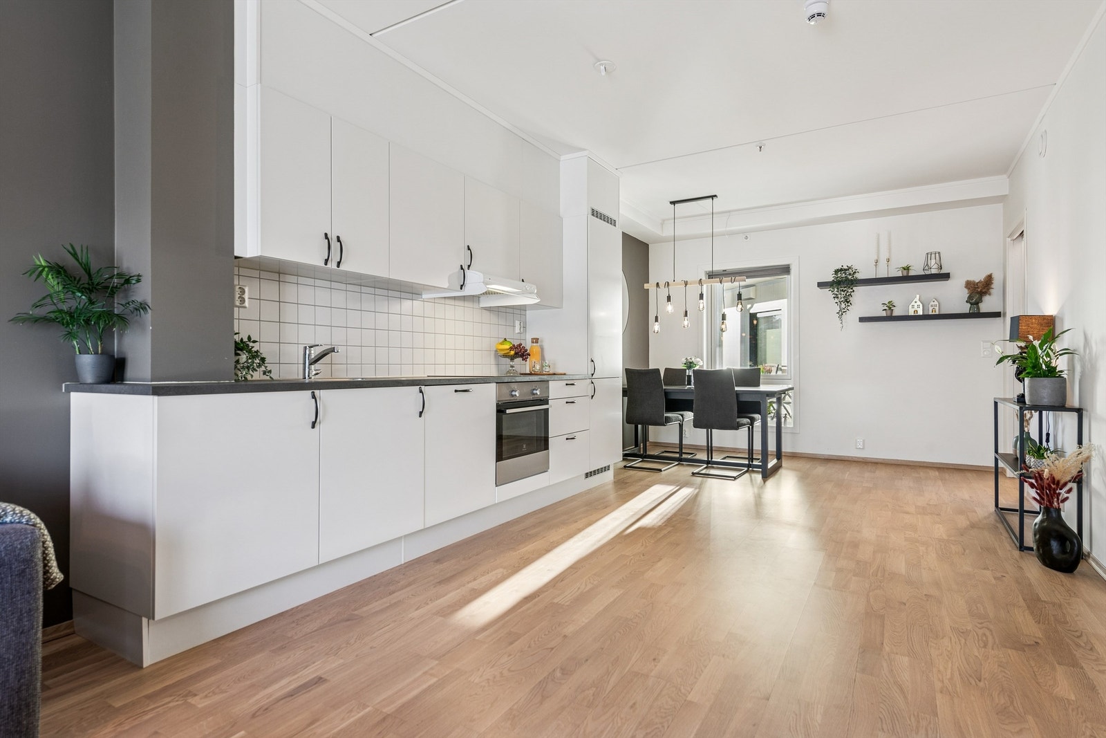 Kjøkkeninnredningen har glatte fronter og rikelig med skap- og benkeplass. Galleribilde