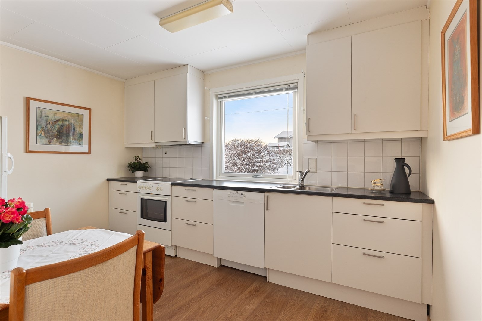 Kjøkkeninnredningen er fra 2010 Galleribilde