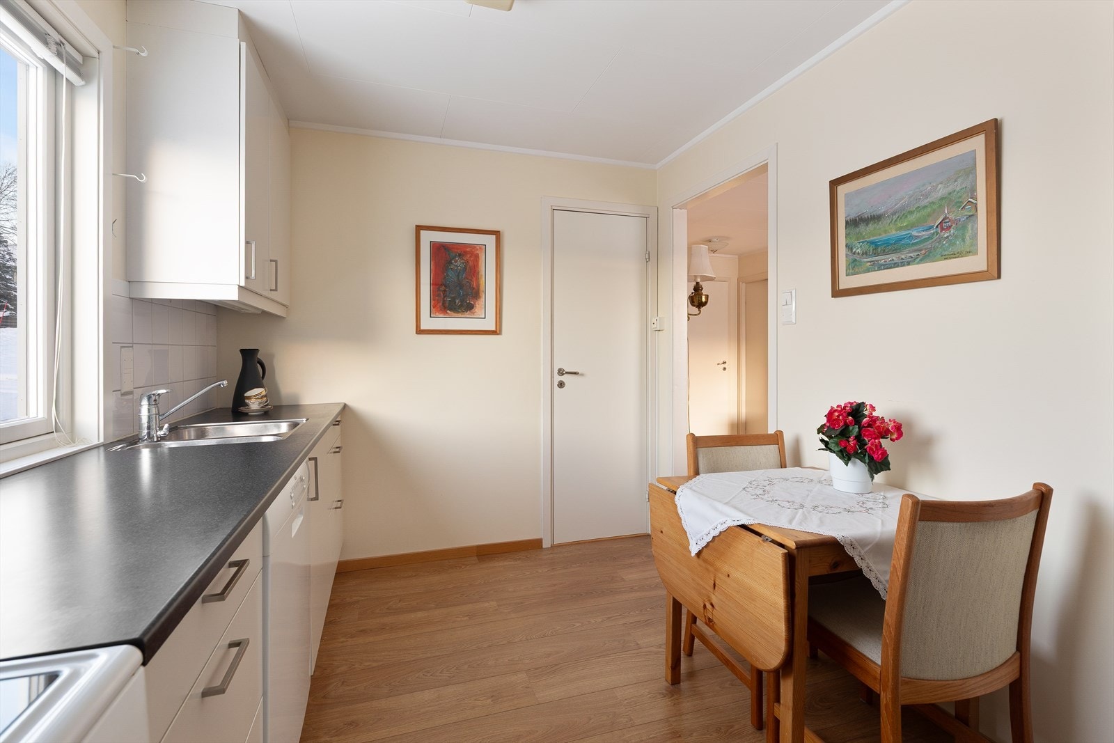 Fra kjøkkenet er det adkomst til kott. Se planskisse. Galleribilde