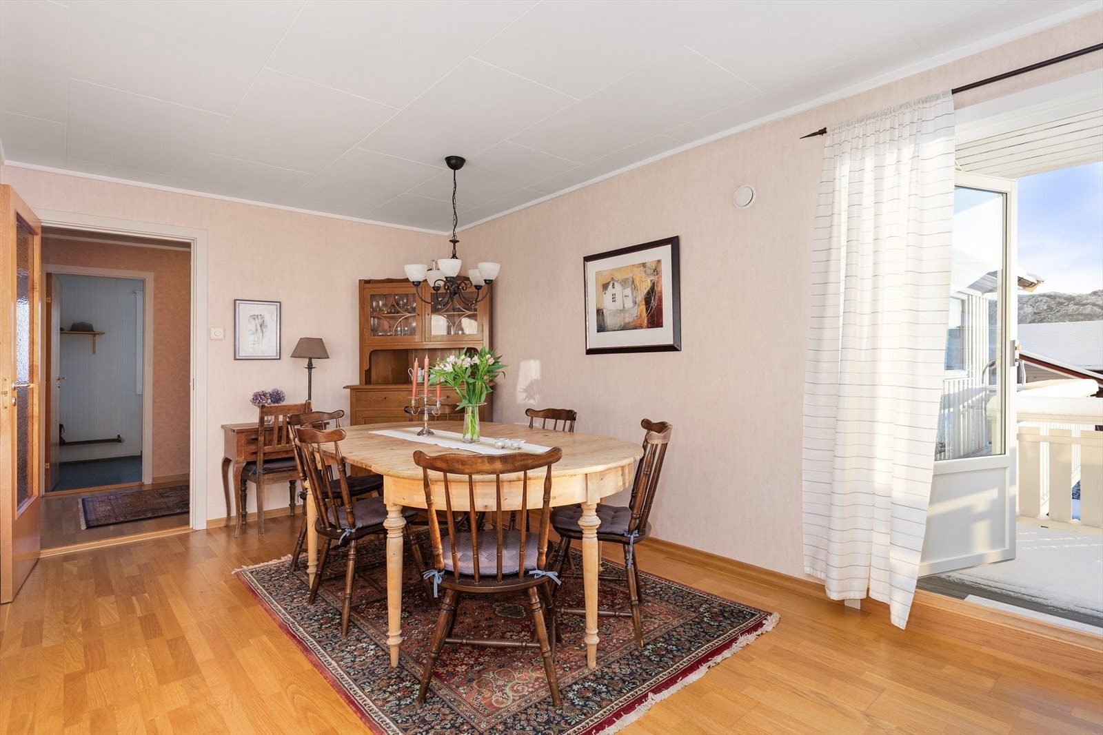 Utgang til balkong fra stuen Galleribilde