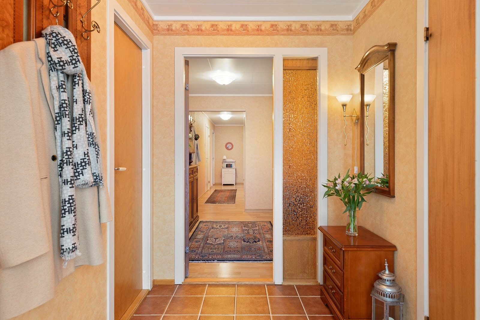 Inngang hoveddel. Bod inn døren til venstre Galleribilde