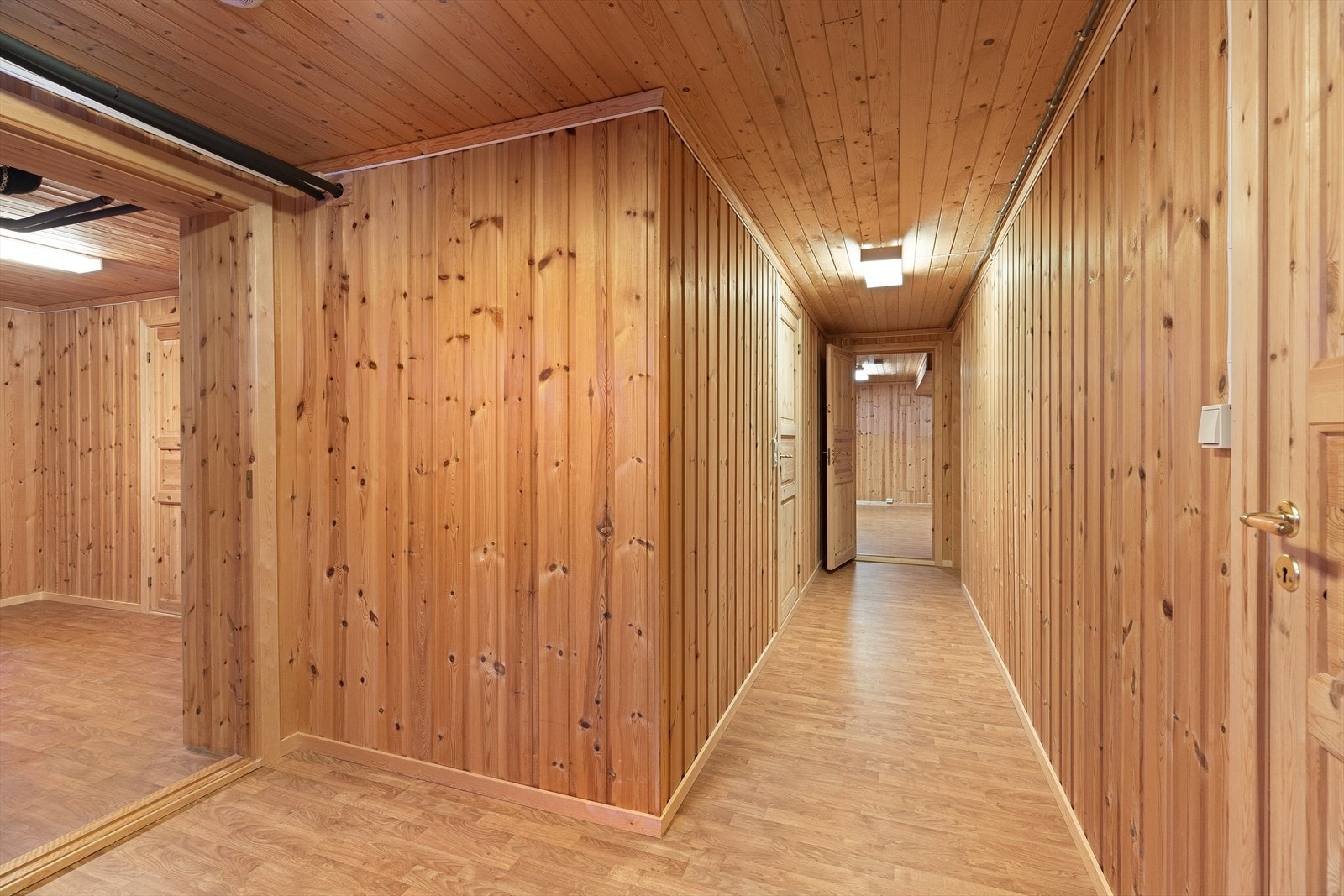 Boligen har tre sikringsskap: ett i kjeller, ett i hoveddelen (1. etasje) og ett i utleiedelen. Se tilstandsrapporten for utfyllende informasjon. Galleribilde