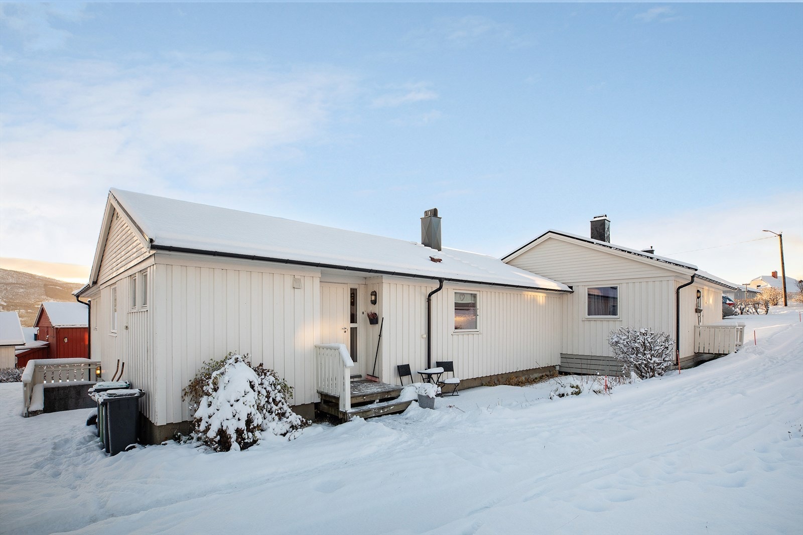 Norgesbygg skiftet taktekke i ca 2018. Takrenner, beslag, nedløp, takstige og pipebeslag er også fra 2018. Galleribilde