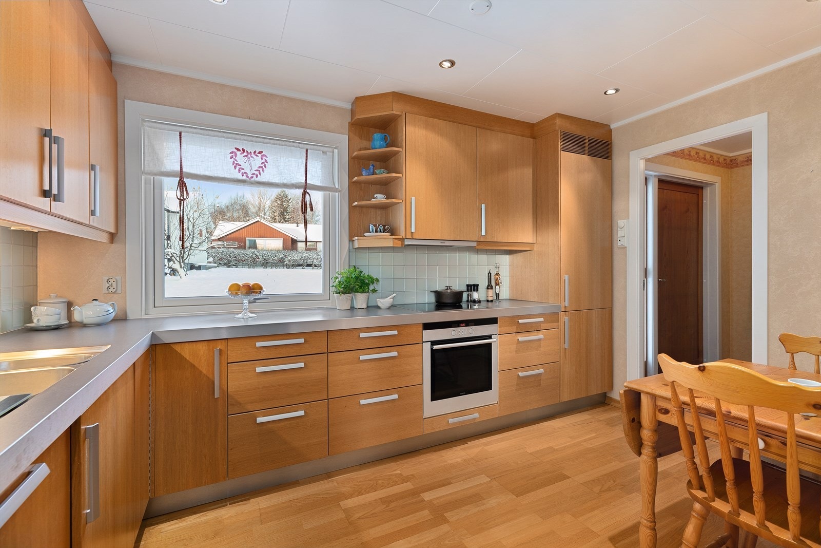 Kjøkkeninnredningen er fra 2006. Galleribilde