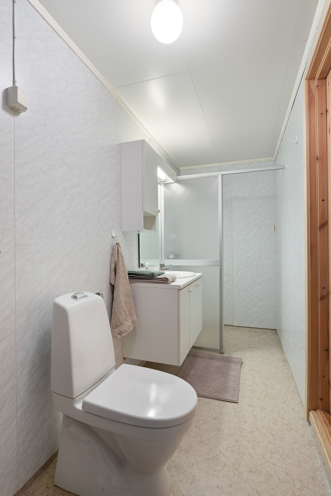 Dusjnisje, servantinnredning, toalett og opplegg for vaskemaskin Galleribilde