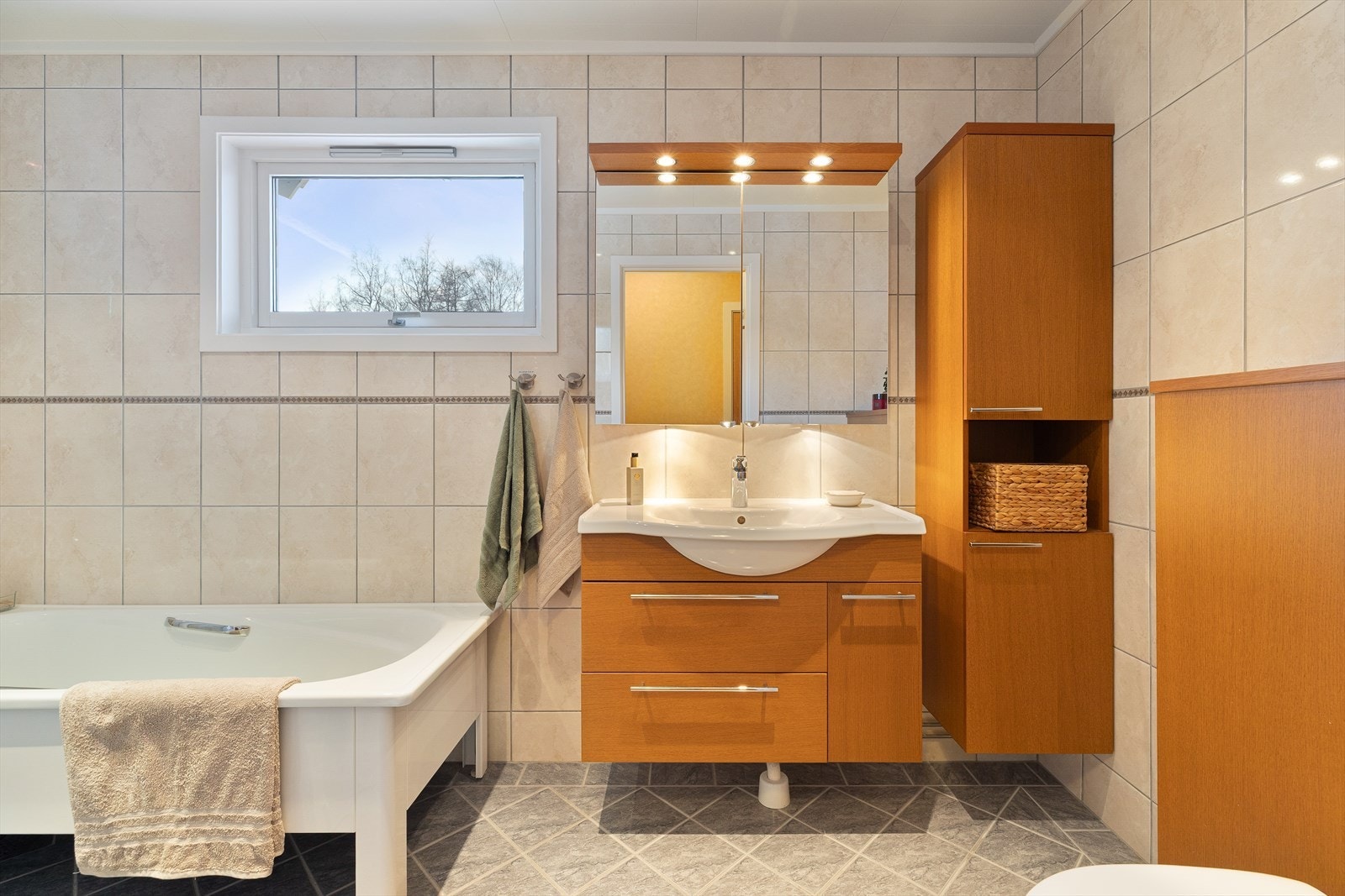 Flislagt bad i hovedetasjen, renovert i 2006. Galleribilde