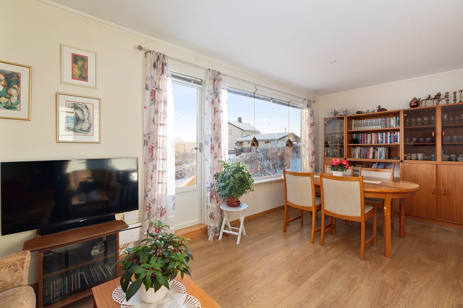 Utgang fra stuen til markterrasse mot sør Galleribilde