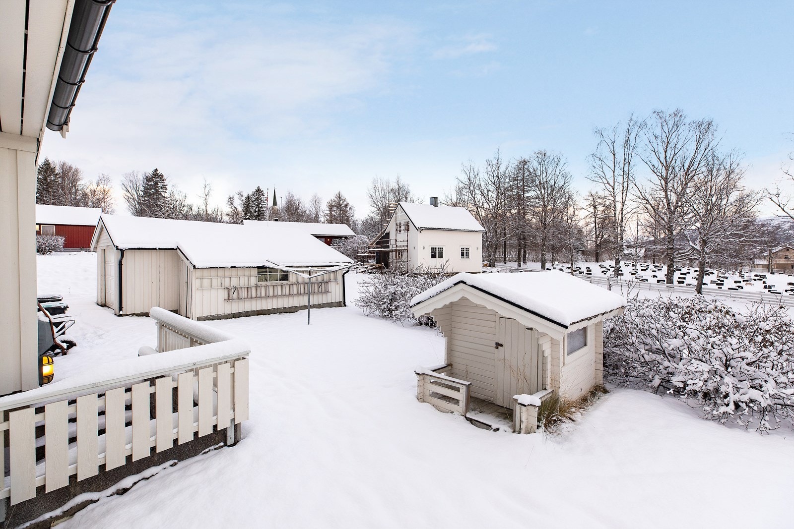 Inngangen til kjelleren sees til venstre på bildet Galleribilde