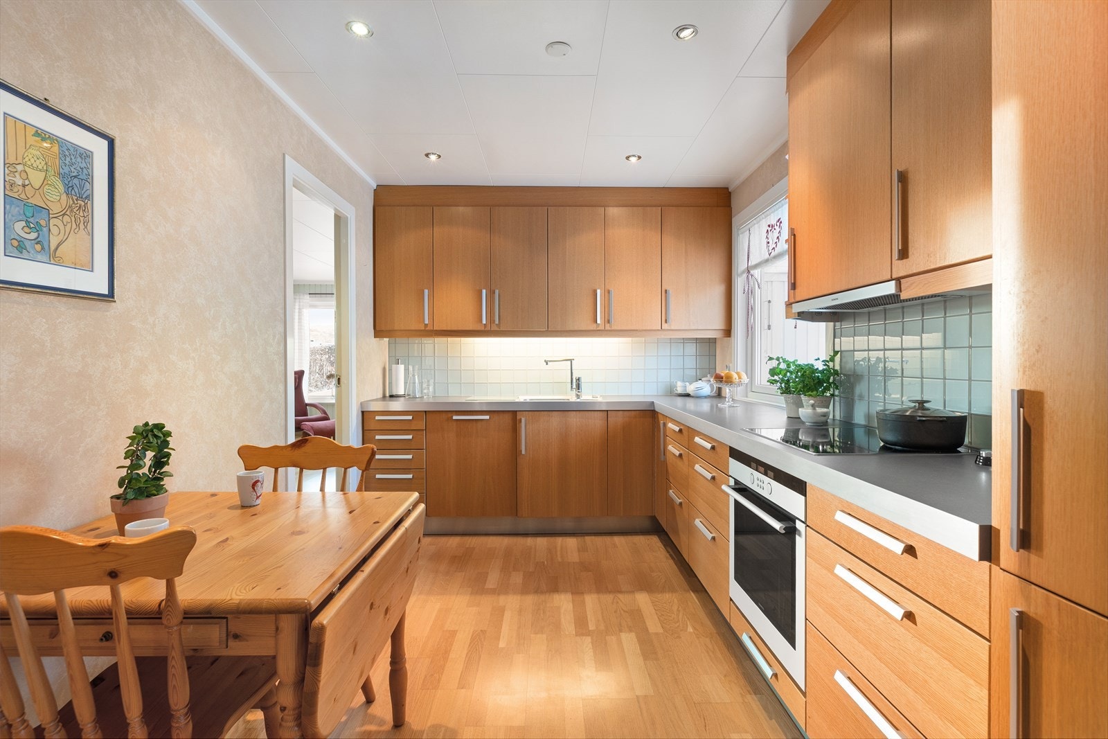 Integrerte hvitevarer med oppvaskmaskin, platetopp, stekeovn og
kjøl- og fryseskap. Galleribilde