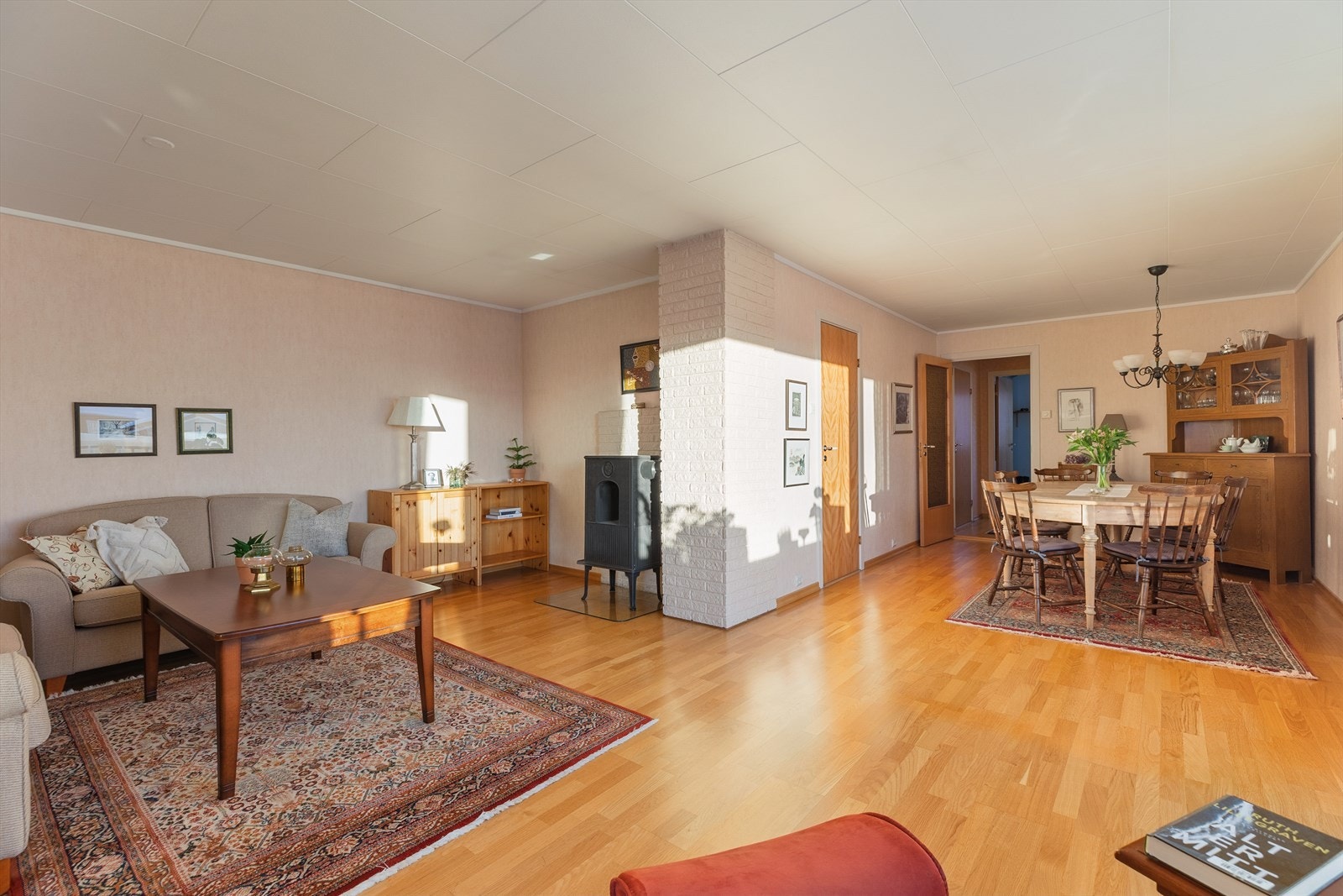 Hoveddelen har en praktisk og funksjonell planløsning med alle hovedfunksjoner på ett plan, i tillegg til en romslig kjelleretasje på ca. 104 m². Galleribilde