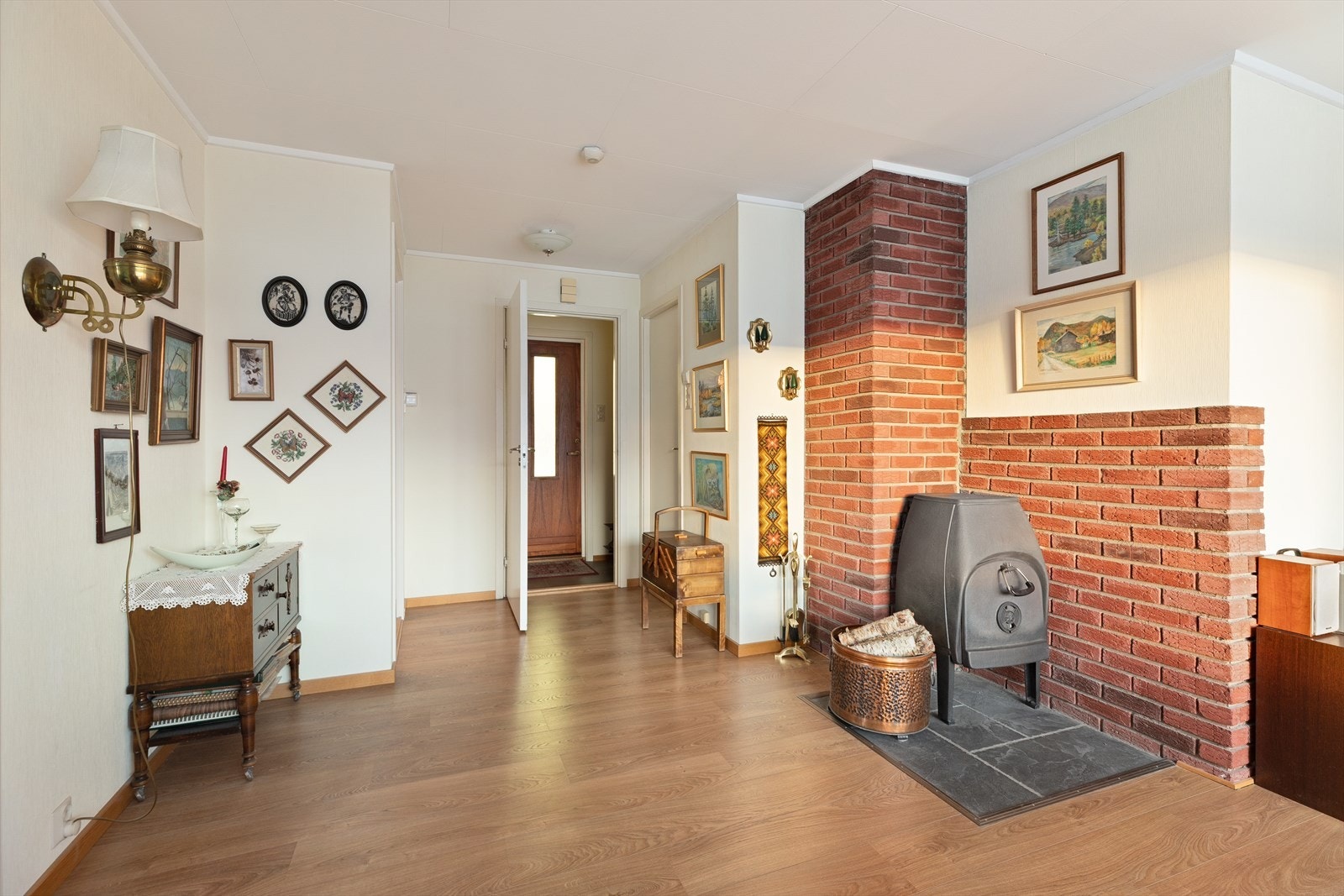 Leiligheten består av vindfang, bad, kjøkken, stue, soverom, bod og kott. Se planskisse. Galleribilde