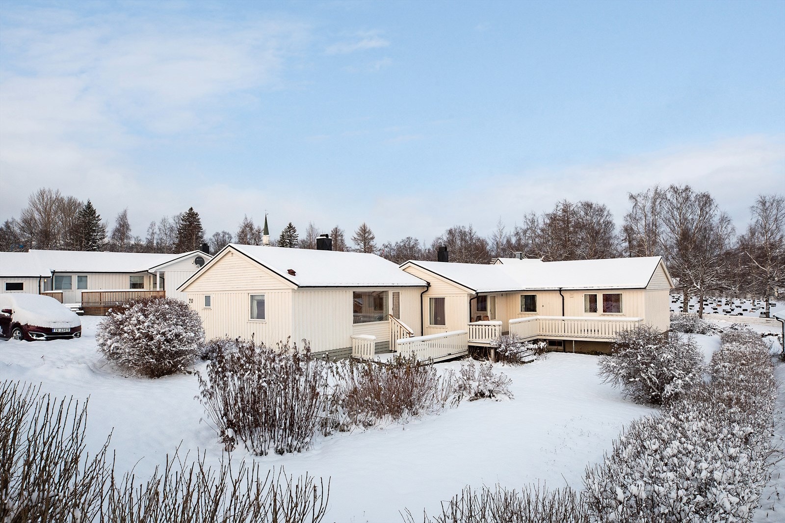 Tomten er opparbeidet med plen, busker, trær, blomsterbed og parkeringsplass. Innkjørsel og parkering har grus/singel. Galleribilde