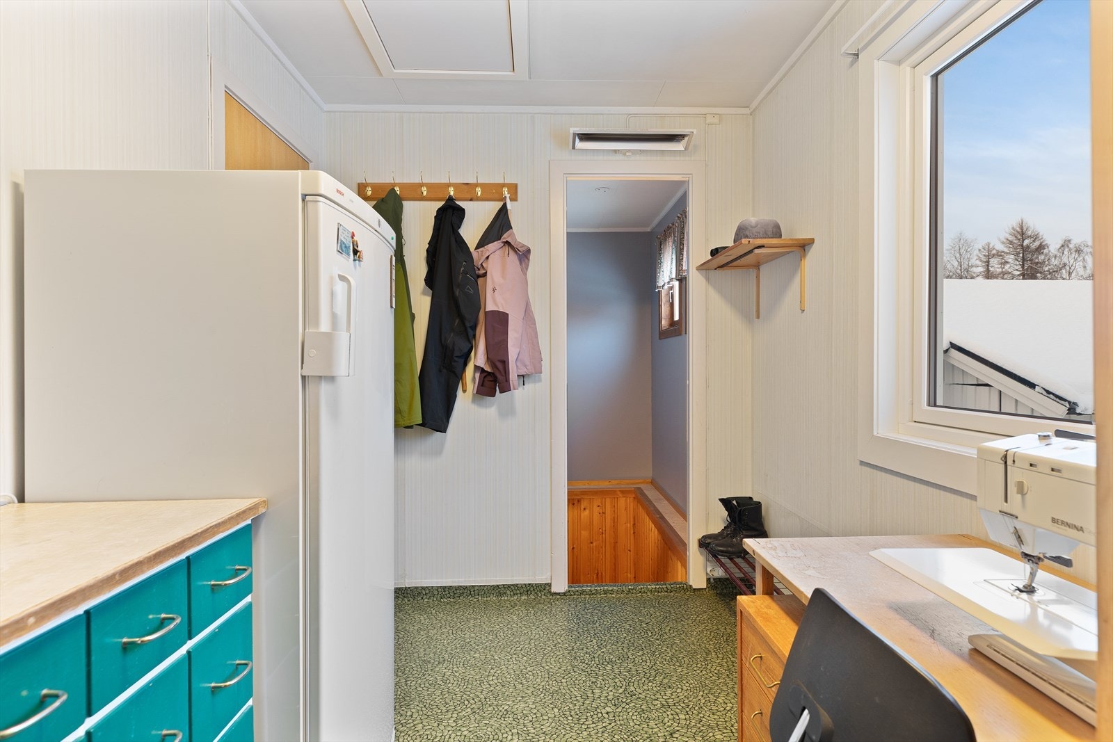 Fra vaskerommet er det intern trapp ned til kjelleretasjen. Kjelleren har også egen inngang fra tomten. Se planskisse. Galleribilde