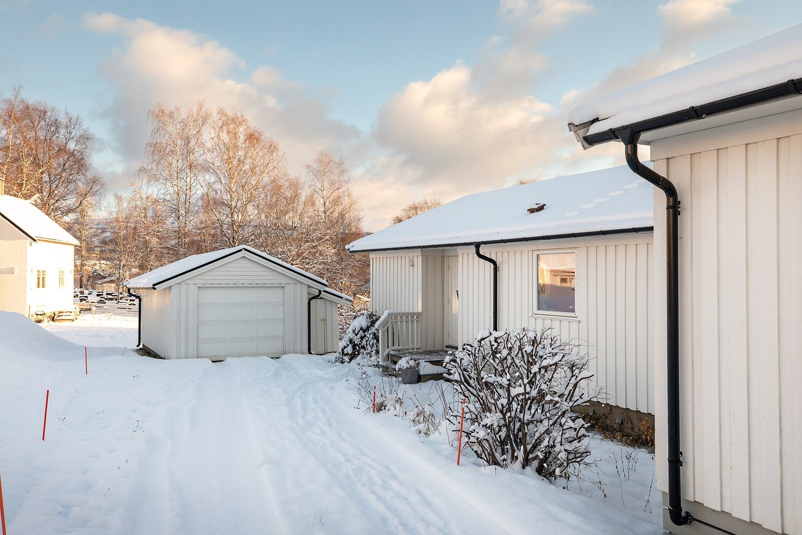 God oppstillingsplass og garasje på eiendommen. Garasjen er på ca. 28 kvm. Leddport med
elektrisk lift for åpning Galleribilde