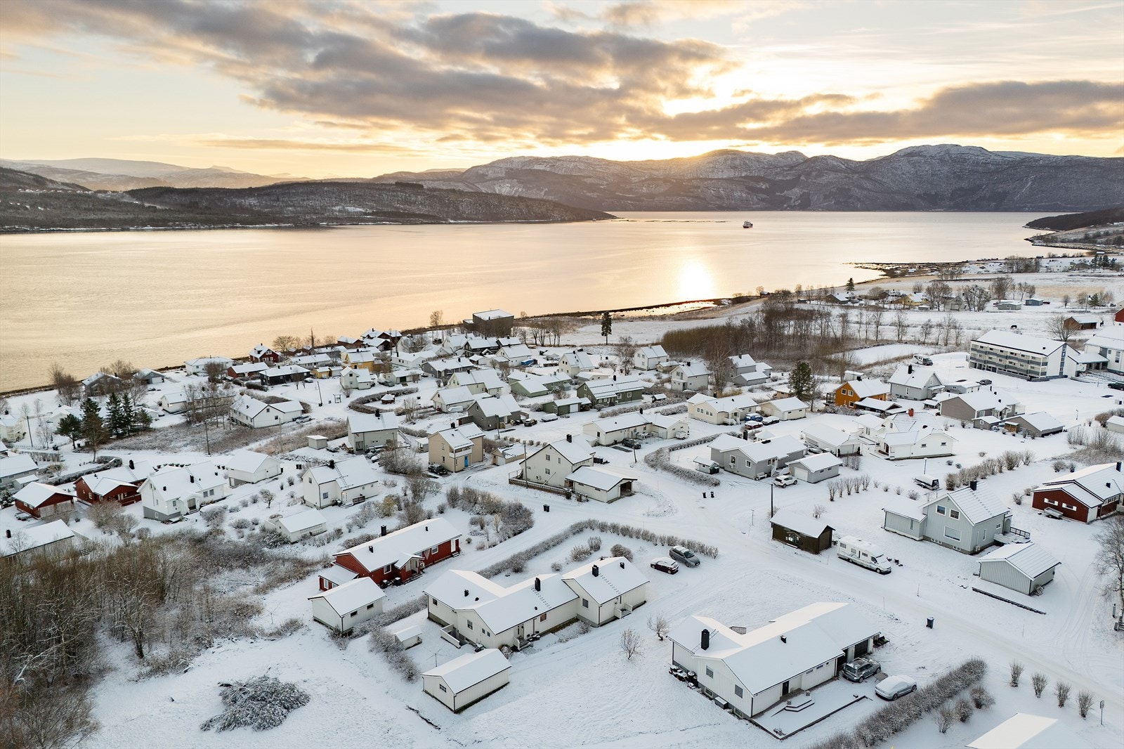 Sentral beliggenhet ca 800 m vest for sentrum. Grunnskole, videregående skole, barnehage, svømmehall, fotballbaner, idrettshall, og fotballhall, er innen gangavstand i området Kirkeveien/Vestmyra; 1 - 1,5 km unna. Galleribilde
