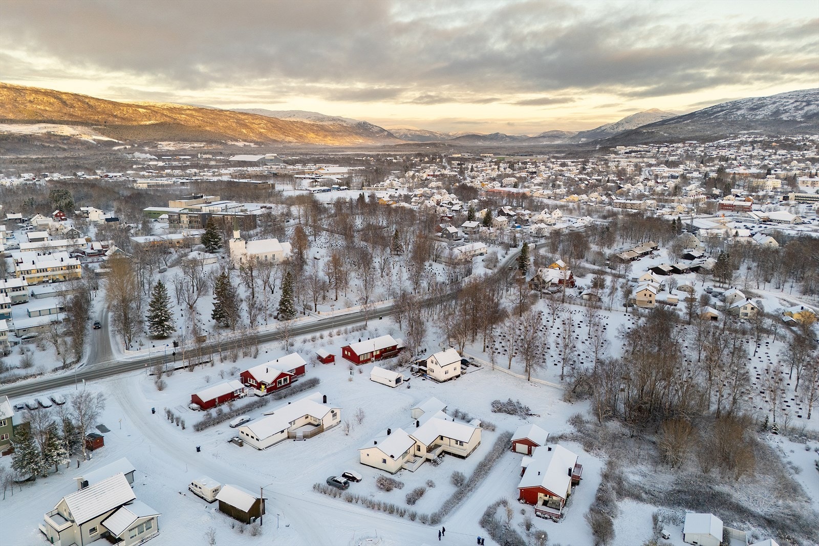 130 meter til bussholdeplass. Ca. 280 meter til nærbutikk Galleribilde