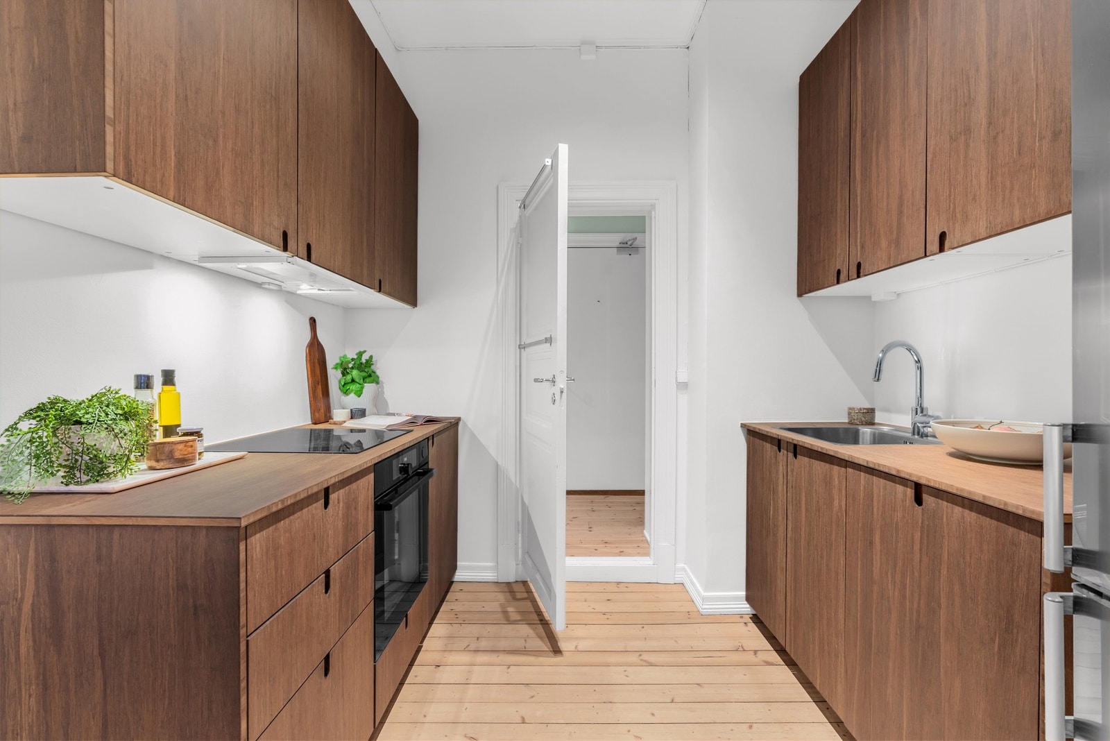 Kjøkkenet har integrert platetopp, stekeovn, oppvaskmaskin og frittstående kjøl/fryseskap Galleribilde