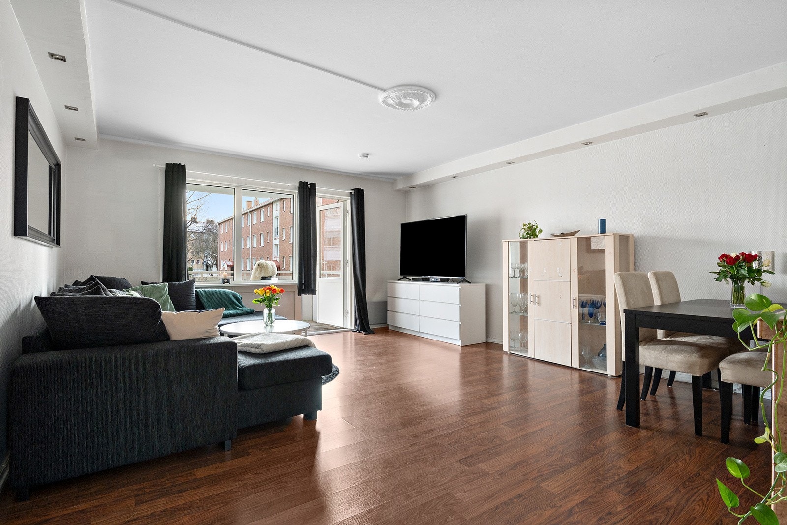 Romslig stue med god plass til både sittegruppe og spisebord. Galleribilde