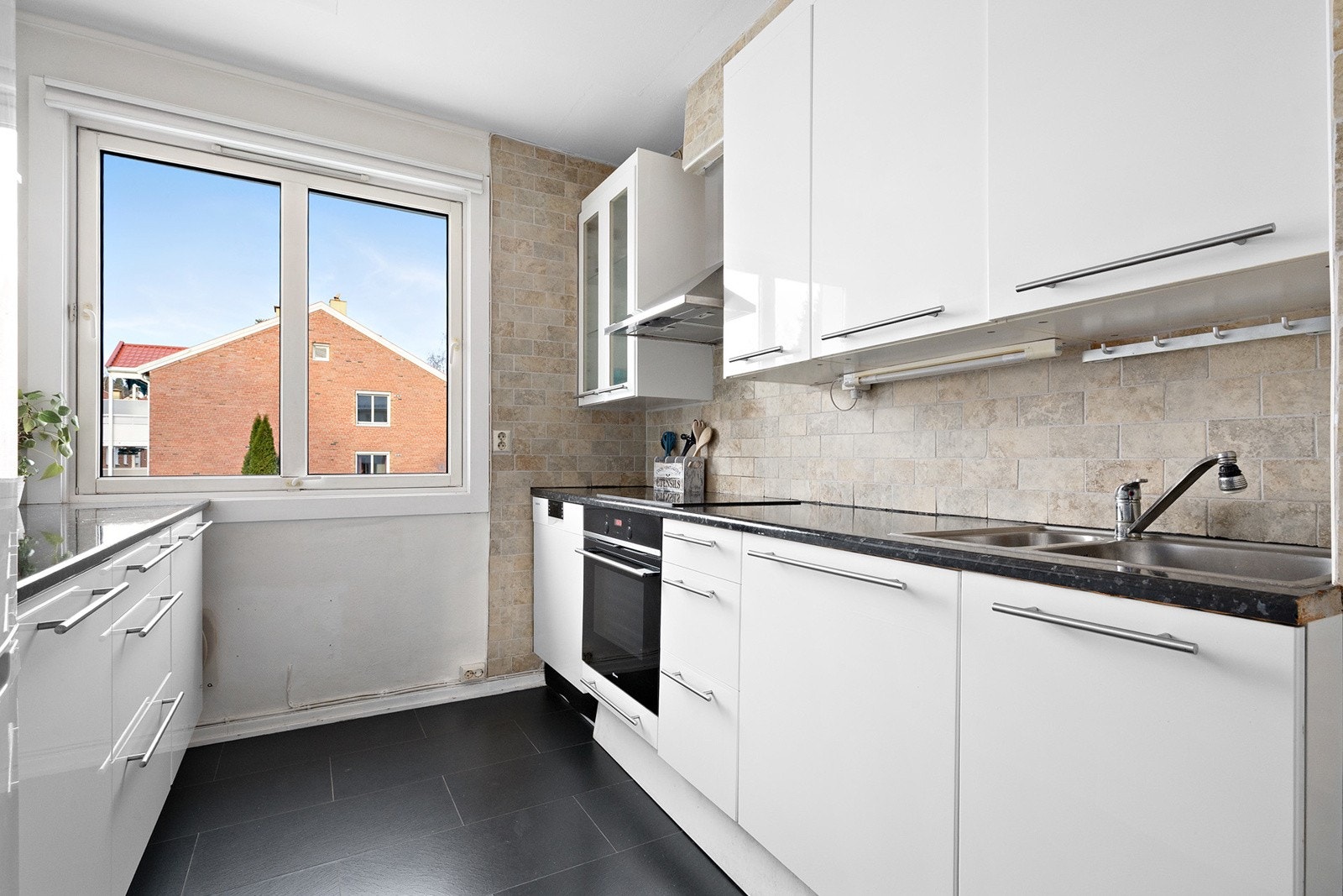 Kjøkken i separat rom med god skap- og benkeplass. Alle hvitevarer på kjøkkenet medfølger. Galleribilde