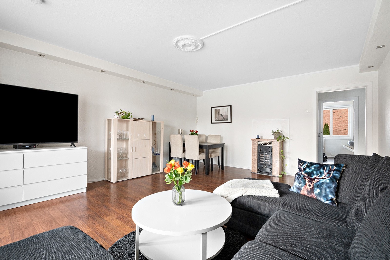 Stuen er stor og luftig med flere møbleringsmuligheter. Galleribilde