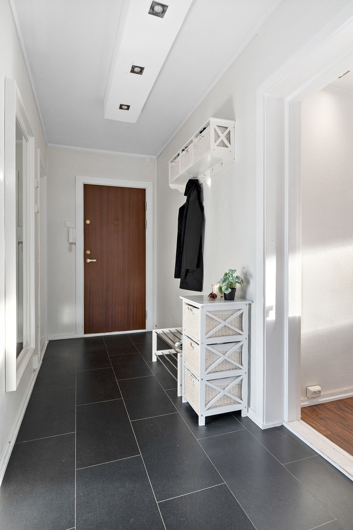 Hyggelig og innbydende entre med god plass til å henge fra seg yttertøy og sette fra seg sko. Galleribilde