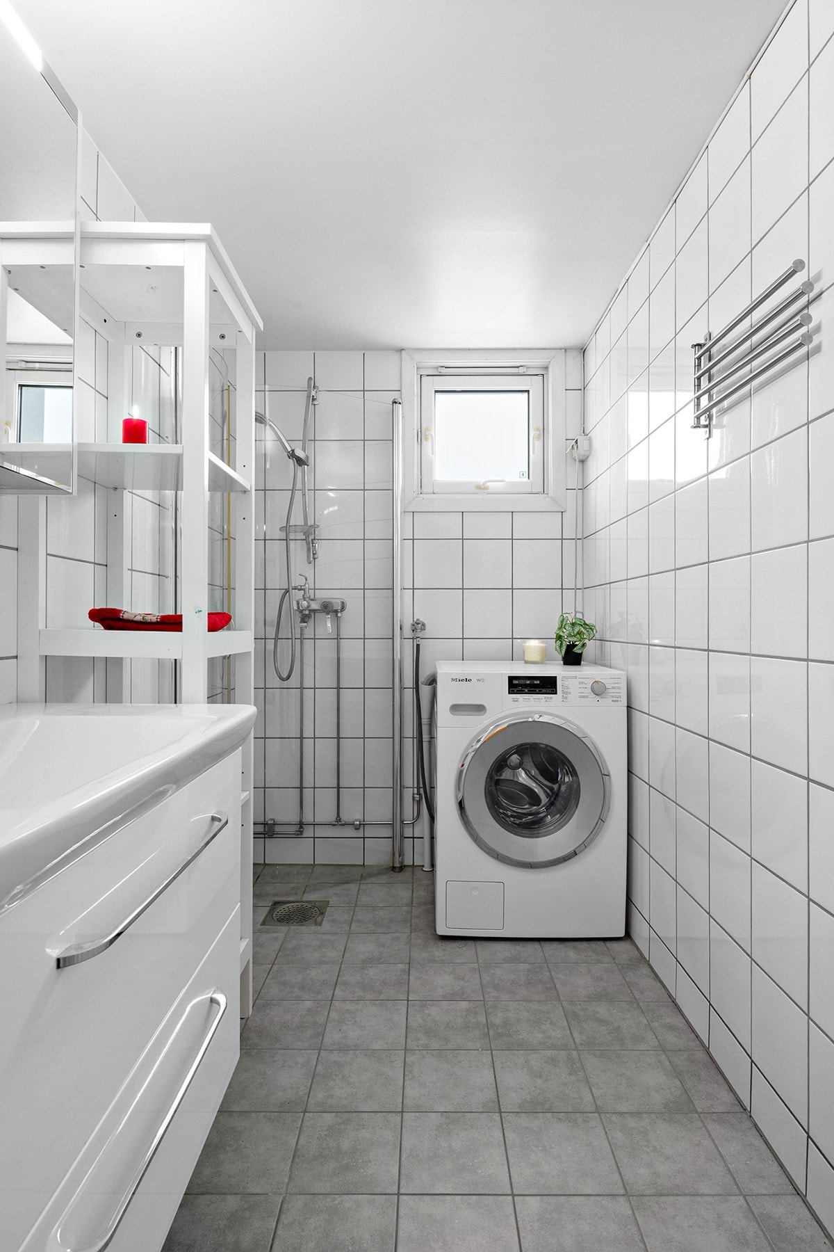 Det er opplegg til vaskemaskin på badet. Galleribilde