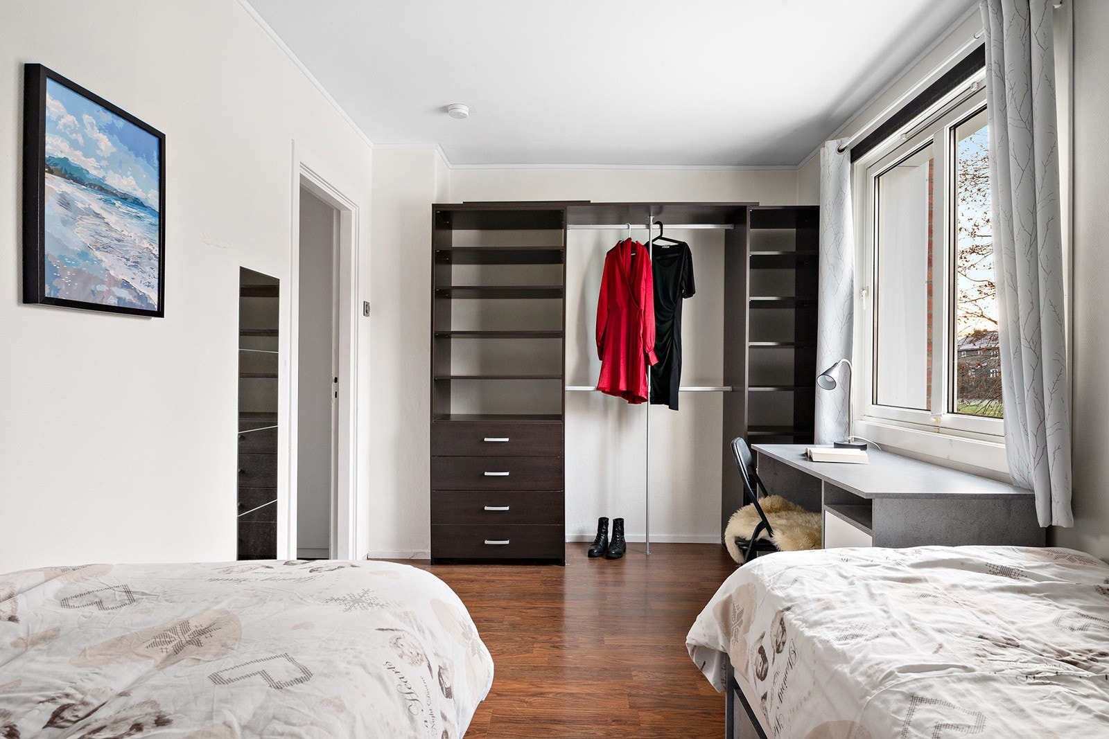 Rommet er innredet med praktisk garderobeskap. Galleribilde