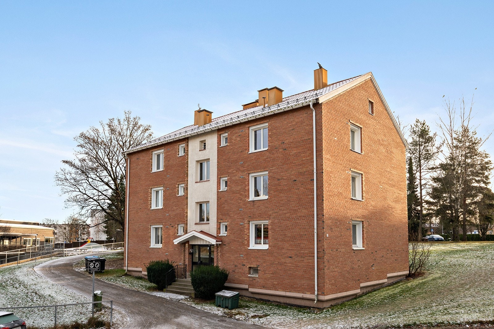 Andelsleilighet i det populære Flaen borettslag, sentralt men samtidig landlig plassert, omgitt av store og velholdte grøntområder mellom og rundt blokkene. Galleribilde