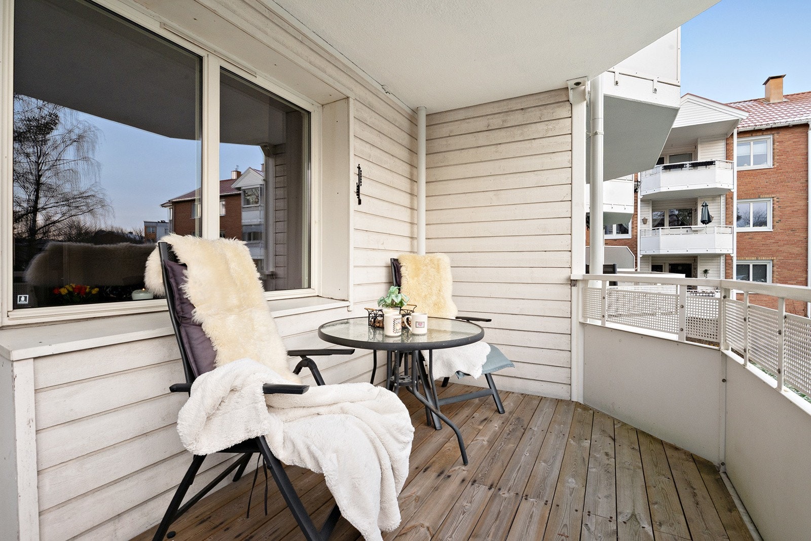 Fra stuen er det utgang til en romslig balkong som blir en fin forlengelse av stuen. Galleribilde