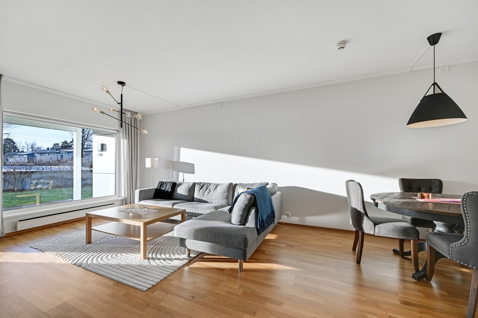 Stue med plass til stor sofagruppe og store vindusflater. Galleribilde