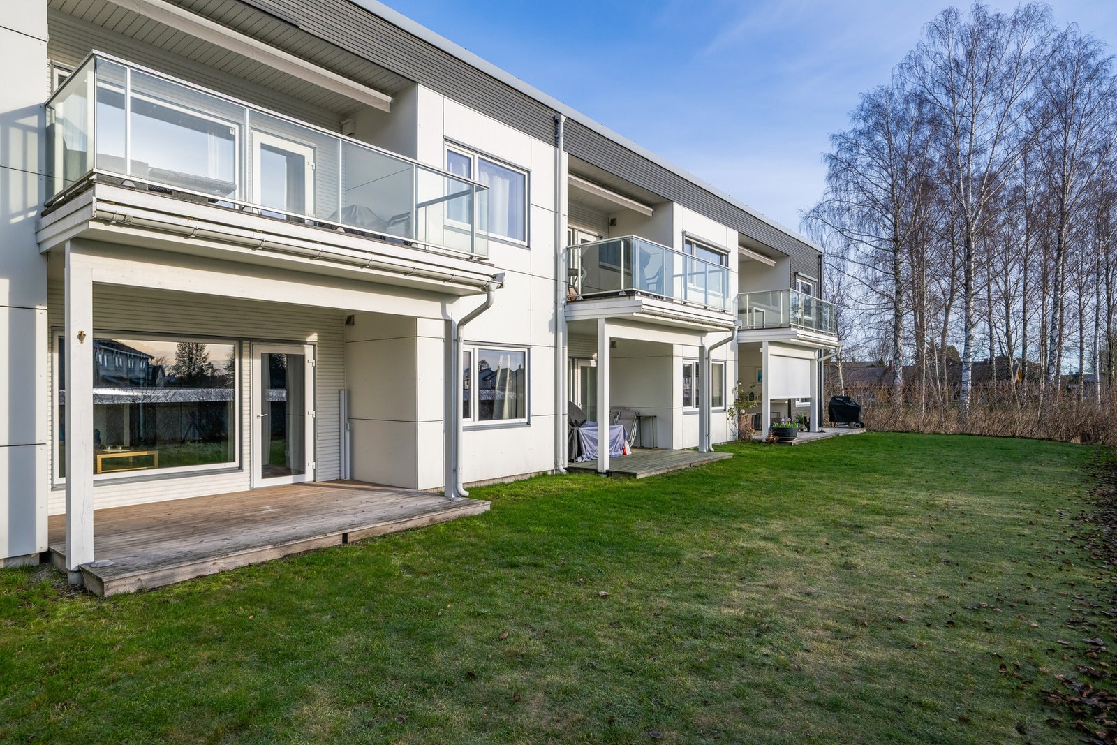 Fra stuen er det utgang til en romslig terrasse på ca. 13 kvm. Galleribilde