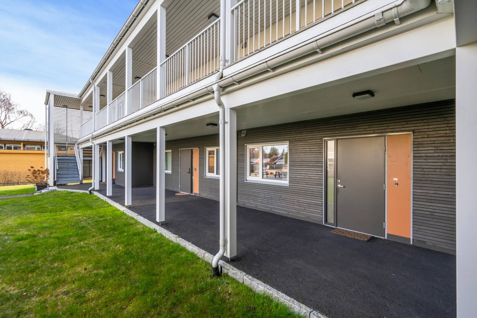 Inngang fra en hyggelig svalgang Galleribilde